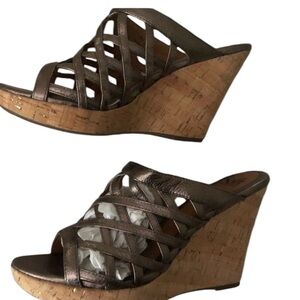 𝅺Sofft size 10 silver metallic open toe platform wedge w/ box like new